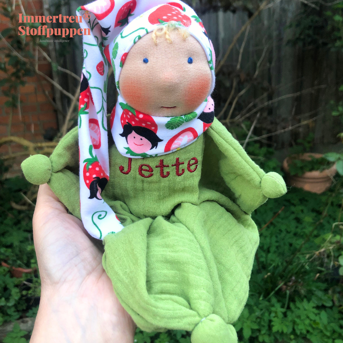 Modell: Erdbeere. Schmuuusi nach Wunsch von Immertreu, Erstlingspüppchen, Meine erste Puppe. Wunschbestellung, auch mit Namen.