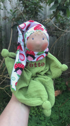 Modell: Erdbeere. Schmuuusi nach Wunsch von Immertreu, Erstlingspüppchen, Meine erste Puppe. Wunschbestellung, auch mit Namen.
