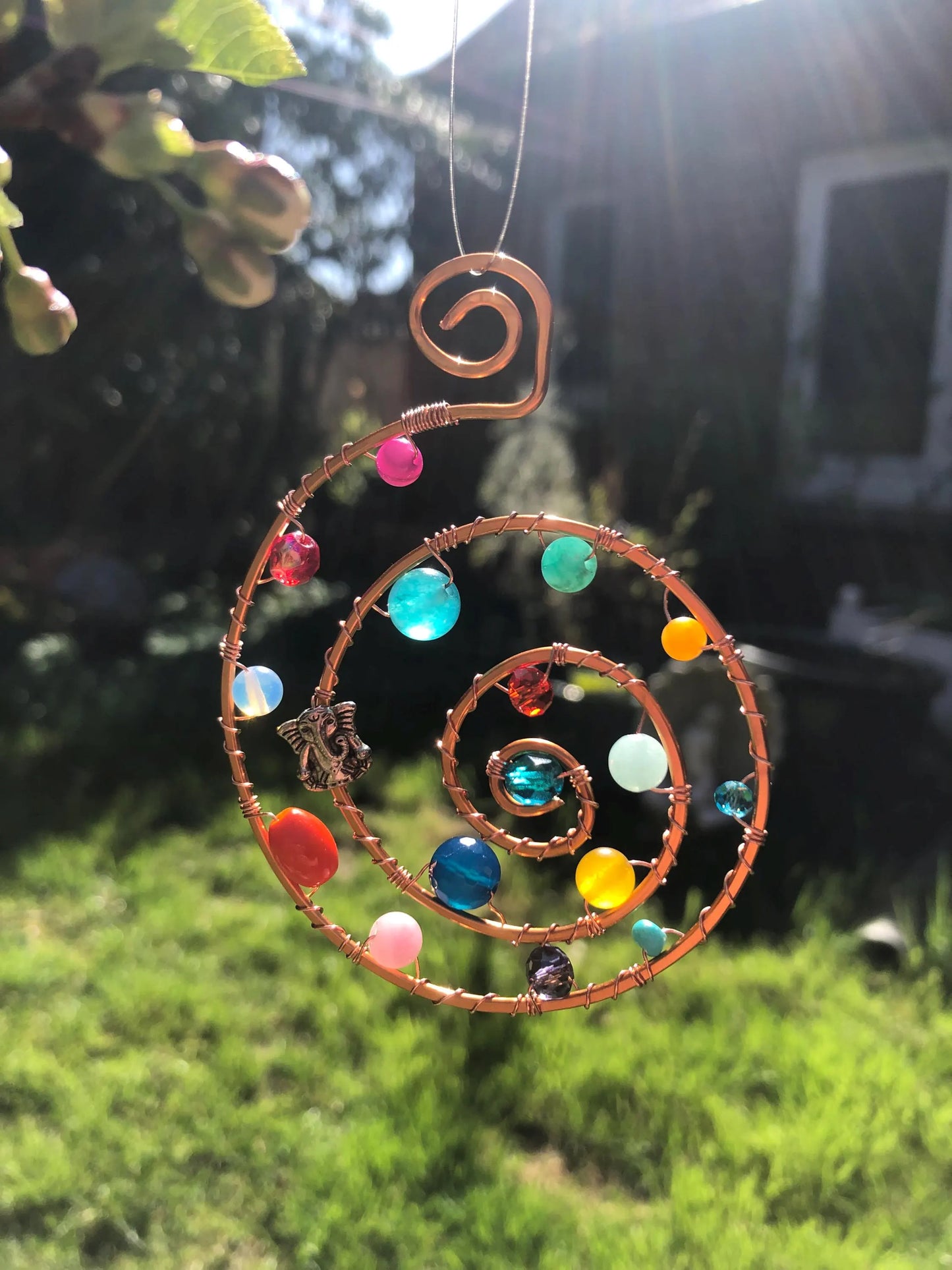 Spirale „Ganesha“ | Regenbogen-Spirale mit Glücksbringer | handmade Fensterdeko | Neuanfang & Segen | Kupferdraht Deko