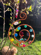Spirale aus Kupfer & Perlen | handmade Fensterdeko | Regenbogenfänger | Boho Lichtobjekt