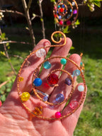 Spirale aus Kupfer & Perlen | handmade Fensterdeko | Regenbogenfänger | Boho Lichtobjekt