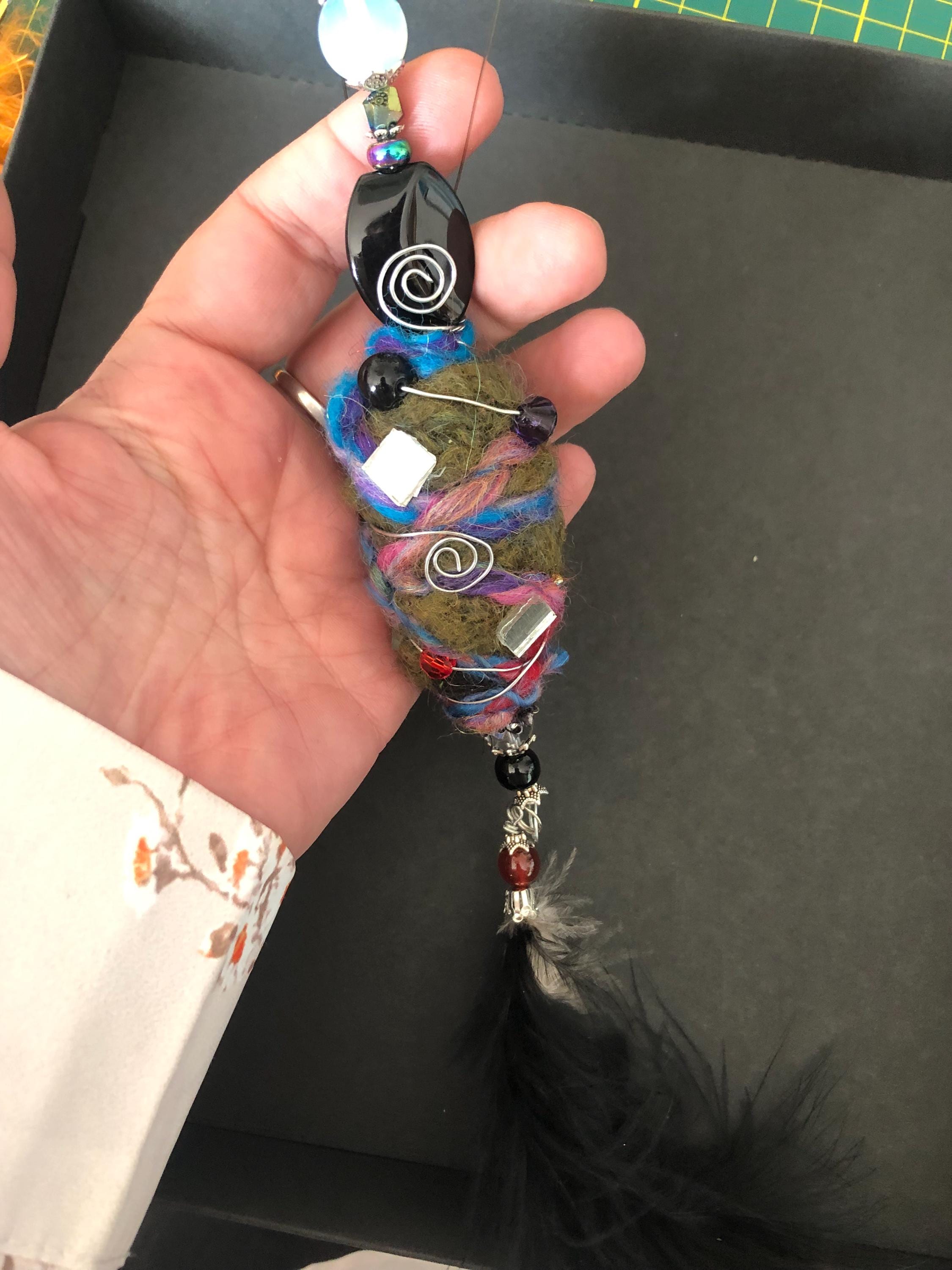 Talisman „Protection“ | Schwarze Boho bead mit Feder & Spiegel |