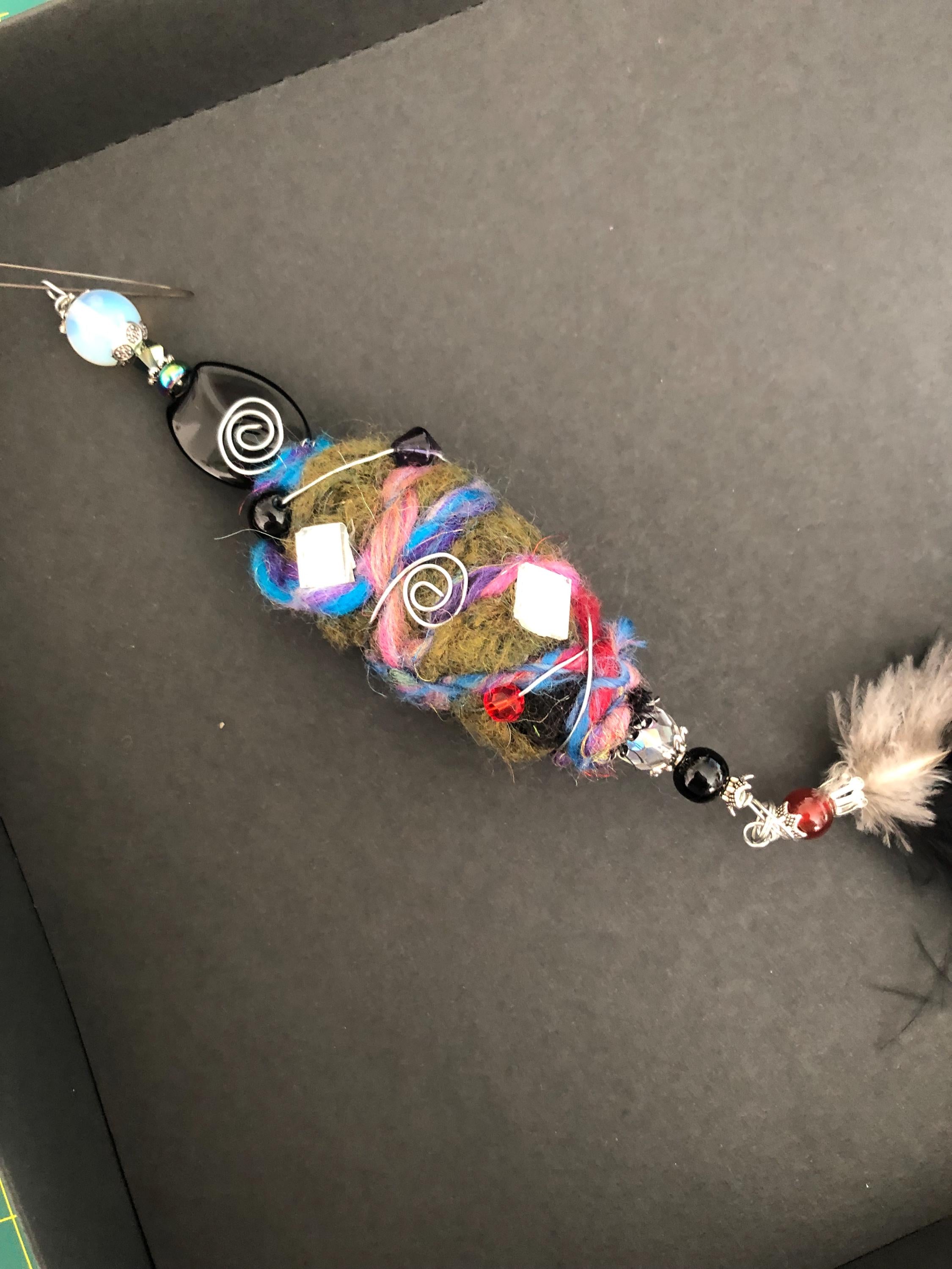 Talisman „Protection“ | Schwarze Boho bead mit Feder & Spiegel |