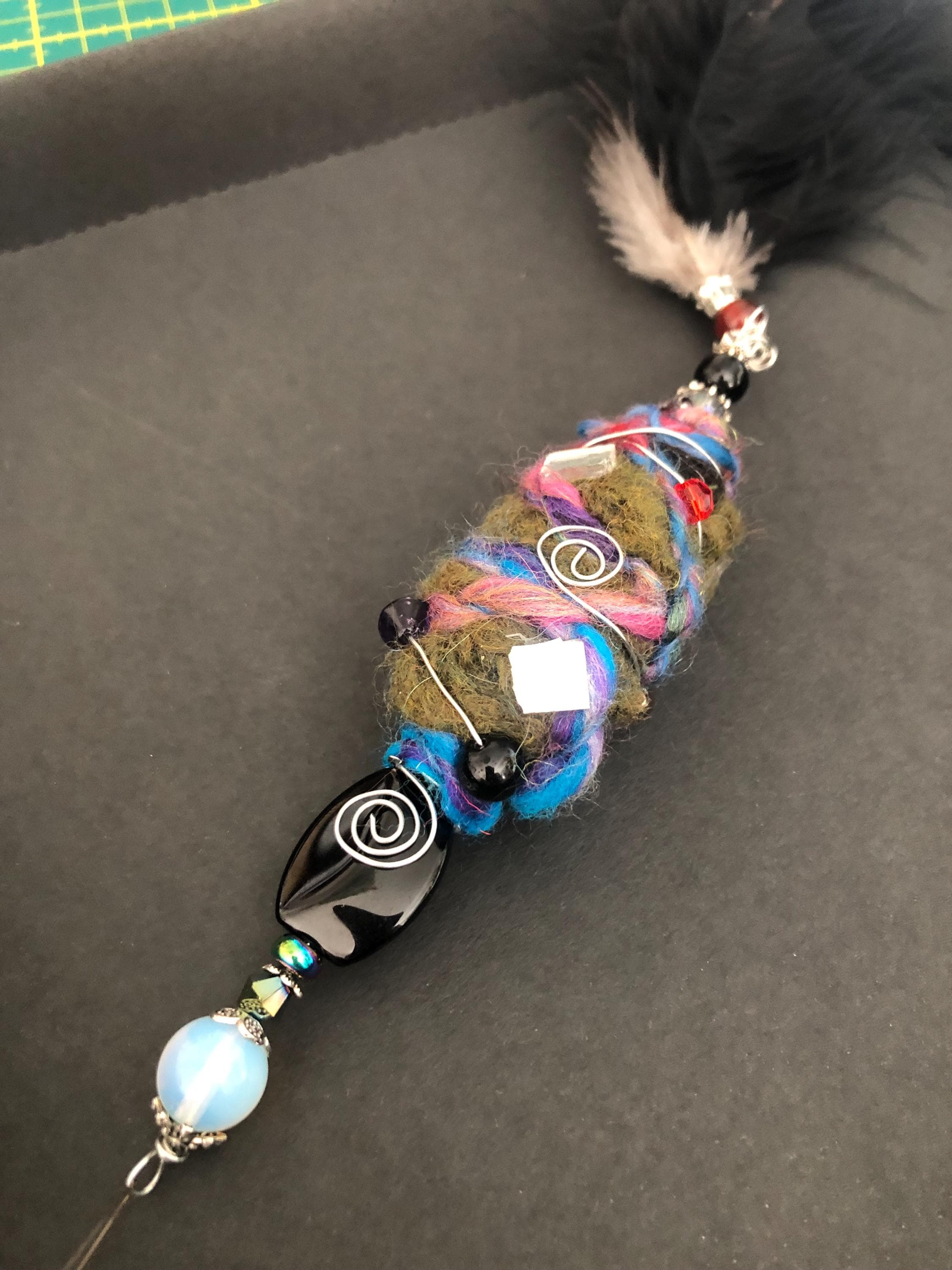 Talisman „Protection“ | Schwarze Boho bead mit Feder & Spiegel |